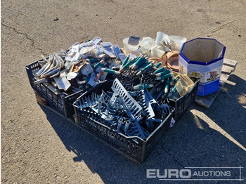 Εξοπλισμού κατασκευών Pallet of Various Gardening Tools & Pallet of Decorations: φωτογραφία 3