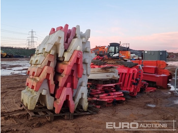 Εξοπλισμού κατασκευών Bundle of Water Filled Barriers (4 of), Bundle of Plastic Barriers (2 of): φωτογραφία 5