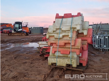 Εξοπλισμού κατασκευών Bundle of Water Filled Barriers (4 of), Bundle of Plastic Barriers (2 of): φωτογραφία 4