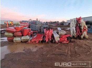 Εξοπλισμού κατασκευών Bundle of Water Filled Barriers (4 of), Bundle of Plastic Barriers (2 of): φωτογραφία 2