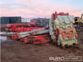 Εξοπλισμού κατασκευών Bundle of Water Filled Barriers (4 of), Bundle of Plastic Barriers (2 of): φωτογραφία 3