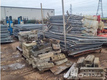 Εξοπλισμού κατασκευών Stillage of Heras Fencing, Pallet of Fencing Feet (2 of), Pallet of Breeze Blocks, Bundle of Metal Safety Barriers: φωτογραφία 4