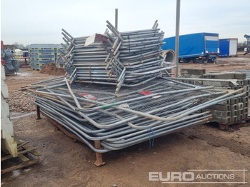 Εξοπλισμού κατασκευών Stillage of Heras Fencing, Pallet of Fencing Feet (2 of), Pallet of Breeze Blocks, Bundle of Metal Safety Barriers: φωτογραφία 2