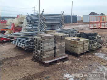 Εξοπλισμού κατασκευών Stillage of Heras Fencing, Pallet of Fencing Feet (2 of), Pallet of Breeze Blocks, Bundle of Metal Safety Barriers: φωτογραφία 3