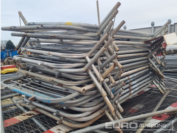 Εξοπλισμού κατασκευών Stillage of Heras Fencing, Pallet of Fencing Feet (2 of), Pallet of Breeze Blocks, Bundle of Metal Safety Barriers: φωτογραφία 5