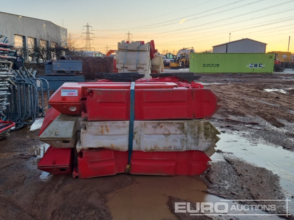 Εξοπλισμού κατασκευών Bundle of Water Filled Barriers (4 of), Bundle of Plastic Barriers (2 of): φωτογραφία 7