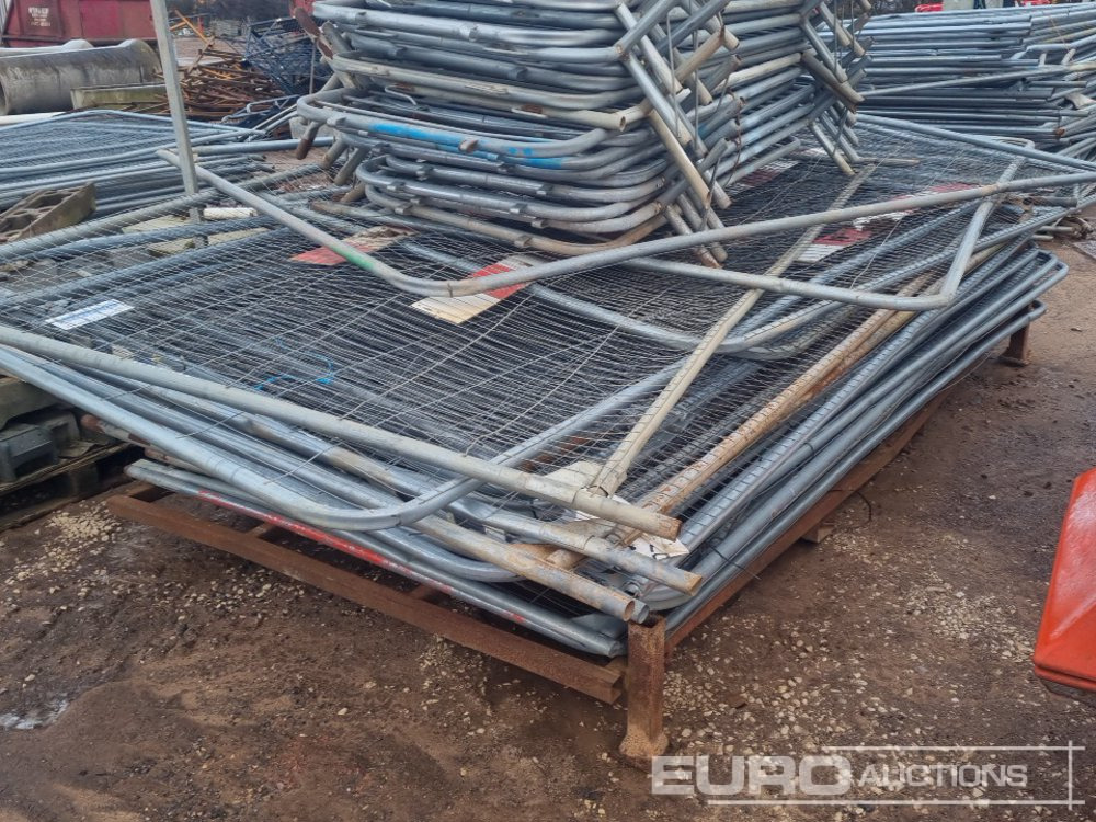 Εξοπλισμού κατασκευών Stillage of Heras Fencing, Pallet of Fencing Feet (2 of), Pallet of Breeze Blocks, Bundle of Metal Safety Barriers: φωτογραφία 6