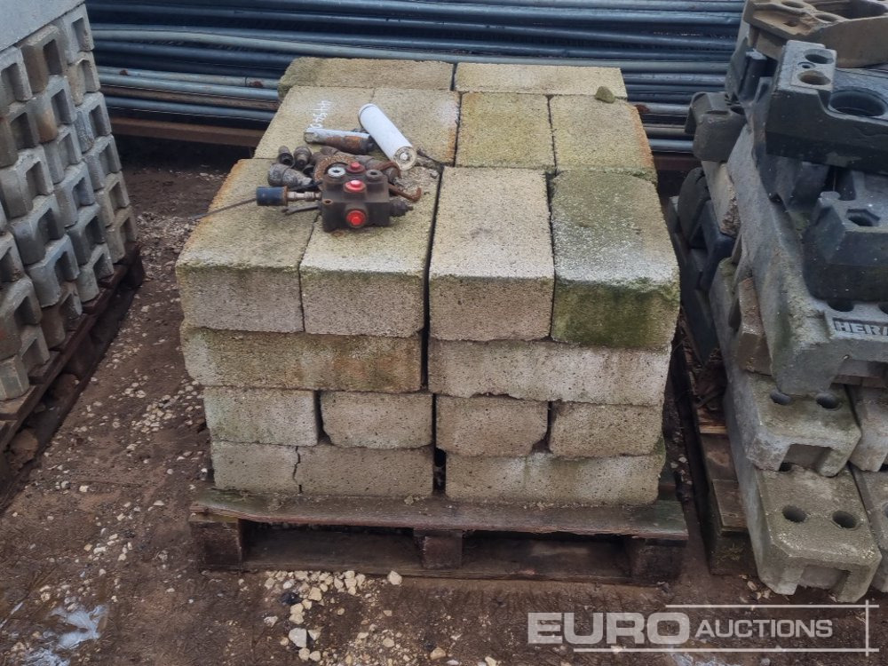 Εξοπλισμού κατασκευών Stillage of Heras Fencing, Pallet of Fencing Feet (2 of), Pallet of Breeze Blocks, Bundle of Metal Safety Barriers: φωτογραφία 8