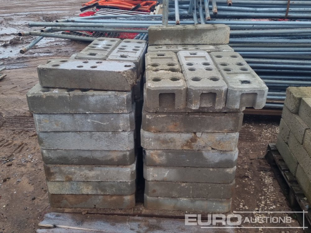 Εξοπλισμού κατασκευών Stillage of Heras Fencing, Pallet of Fencing Feet (2 of), Pallet of Breeze Blocks, Bundle of Metal Safety Barriers: φωτογραφία 9